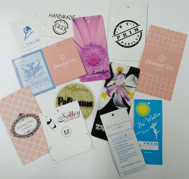 Tags para confecções com formatos e gramaturas diferentes.